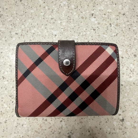 COPY - COPY - Preloved Burberry pink wallet - Picture 2 of 7